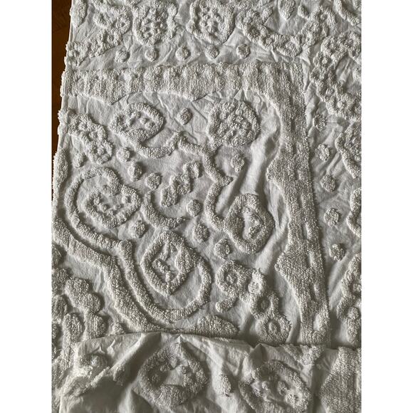 Columbine Cody Home Collection white chenille bedspread fringe full bed - Picture 5 of 12